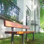 Nová lavička u druhého vstupu na Městský hřbitov v Lokti.